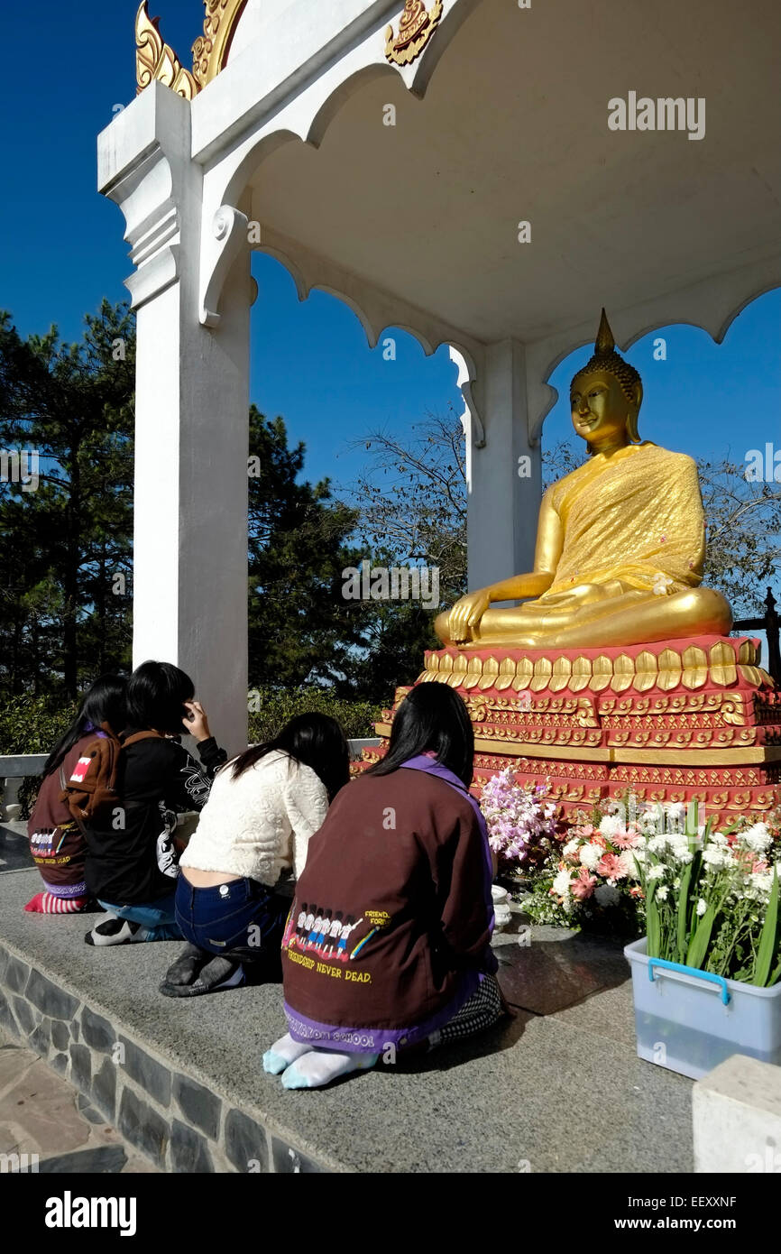 Thai Besucher im Phu Ruea Nationalpark umfasst eine Fläche von ca. 120 qkm und ist der kälteste Ort auf dem Lande im nördlichen Provinz Loei in Thailand Stockfoto