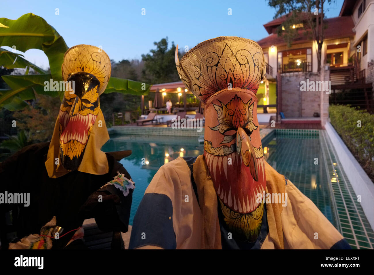 Traditionelle Phi Ta Khon-Festival Maske von carved Coconut Tree Trunk verzieren das Schwimmbad von Phunacome Resort in Dan Sai im westlichen Teil der Provinz Loei, Northeastern Thailand gemacht Stockfoto