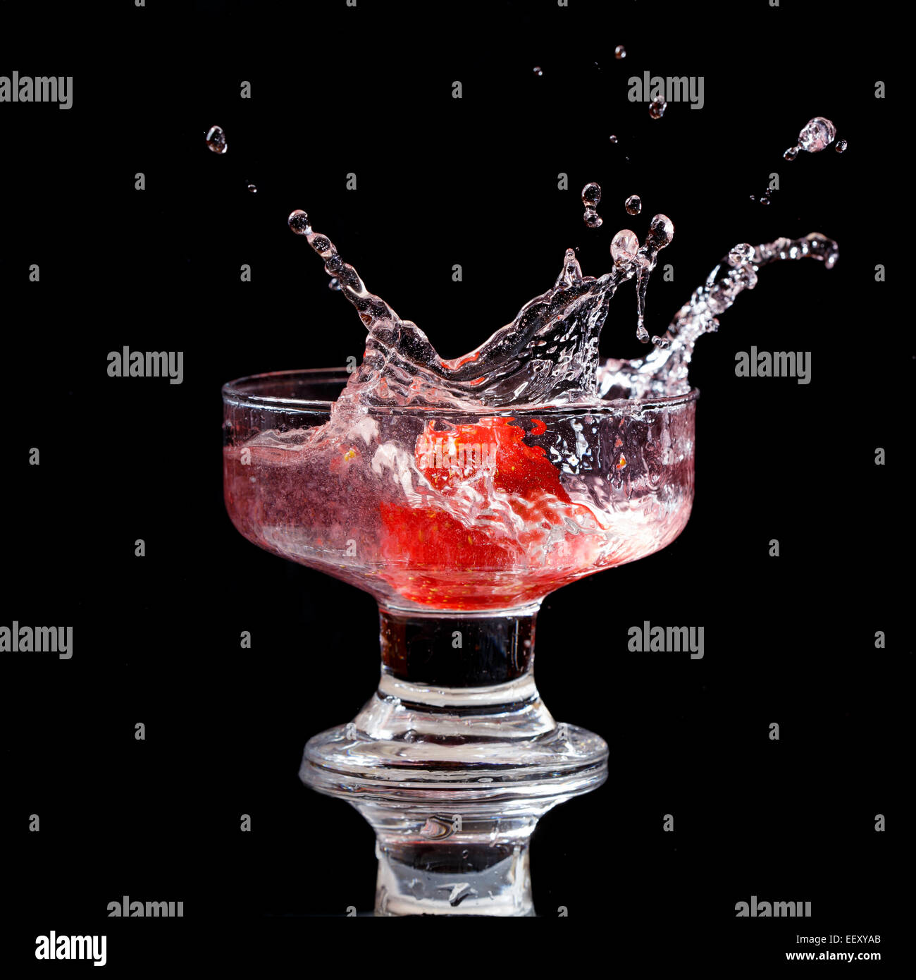 Strawberry Splash auf schwarzem Hintergrund isoliert Stockfoto
