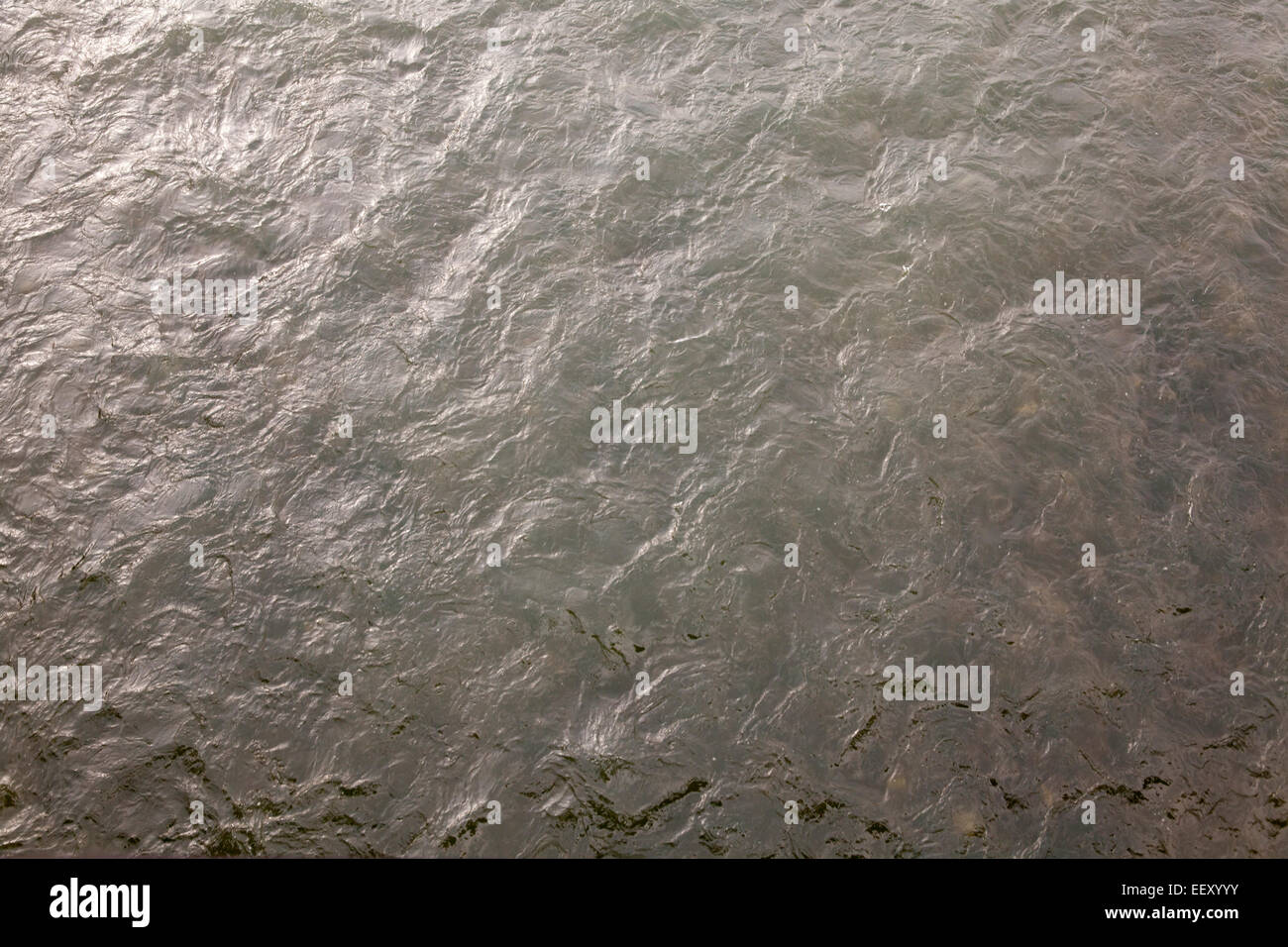 schmutziges Wasser Hintergrund dunkle Textur Stockfoto