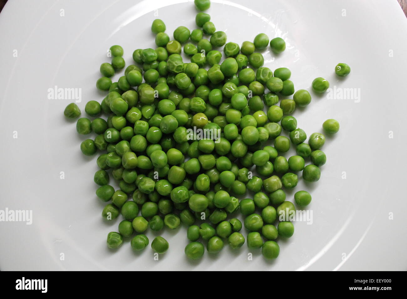 frische süße junge Erbsen in Schale legen Stockfoto