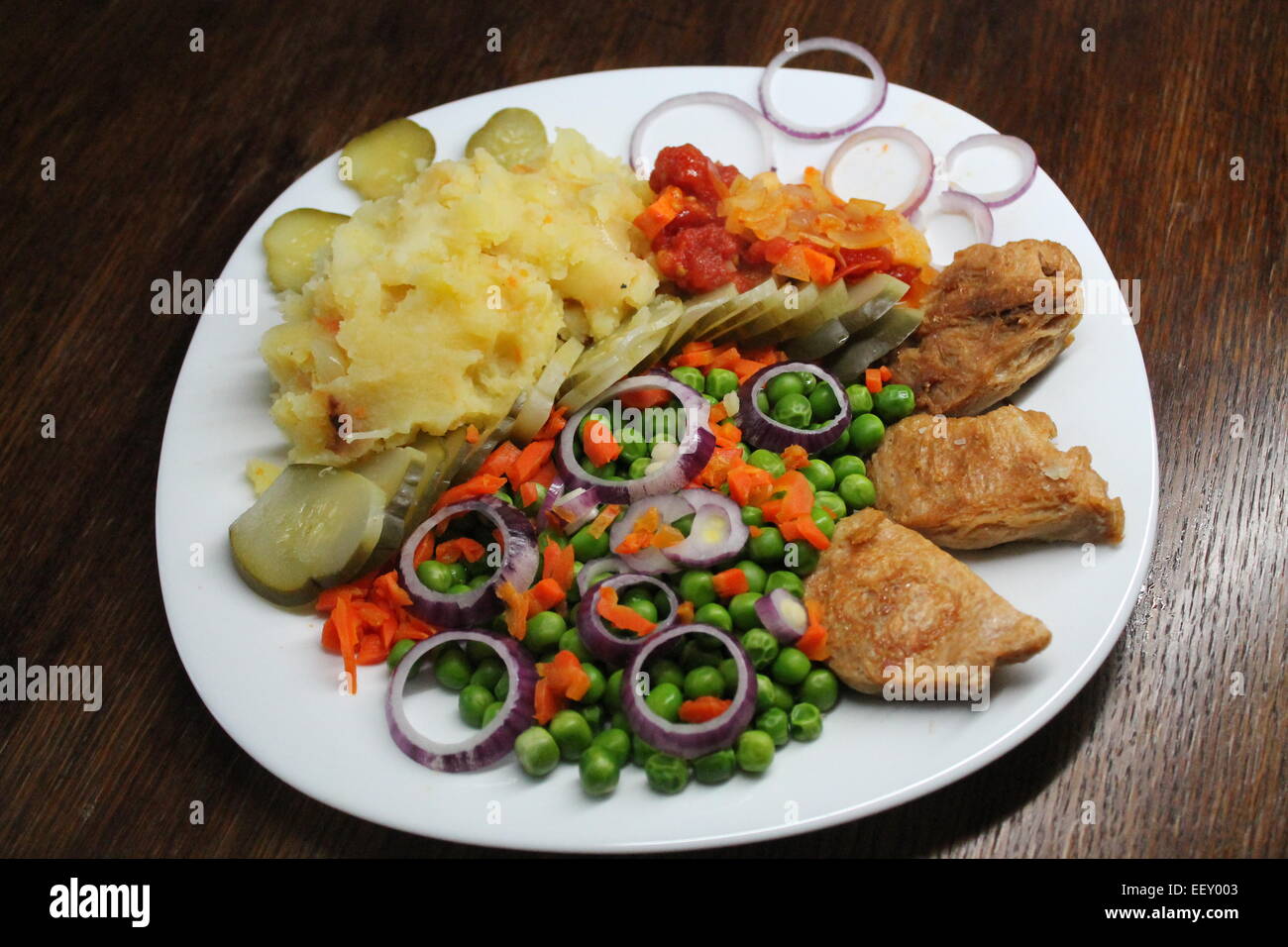 vegetarische appetitlich würziges Gericht Kartoffel Püree, Gurken, Karotten, Zwiebeln, Soja, Erbsen Stockfoto