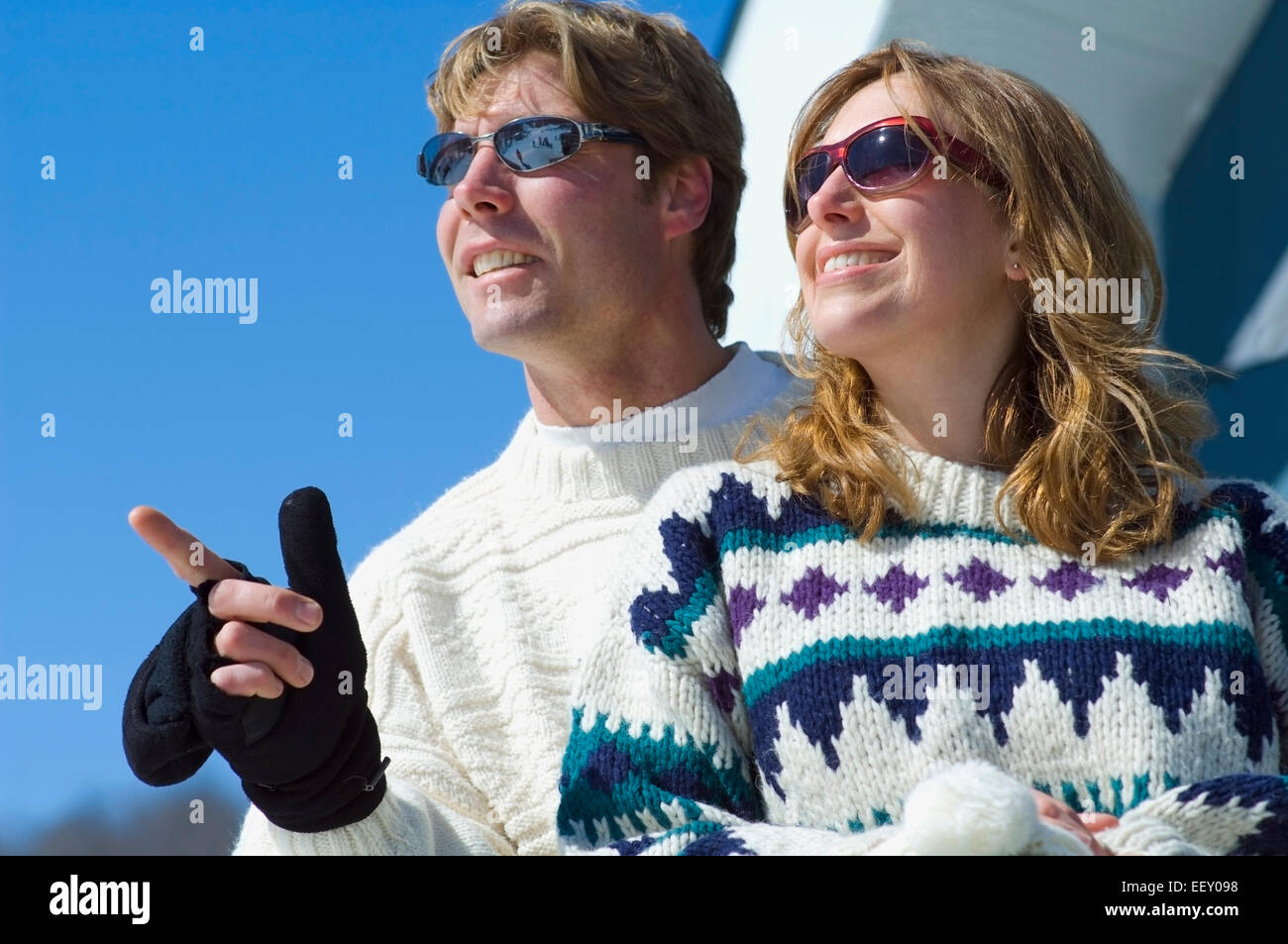 Paar auf Ski-Hügel Stockfoto