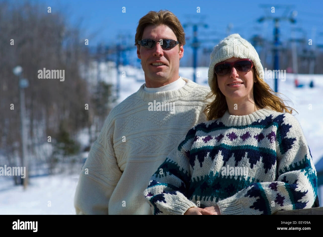 Paar auf Ski-Hügel Stockfoto