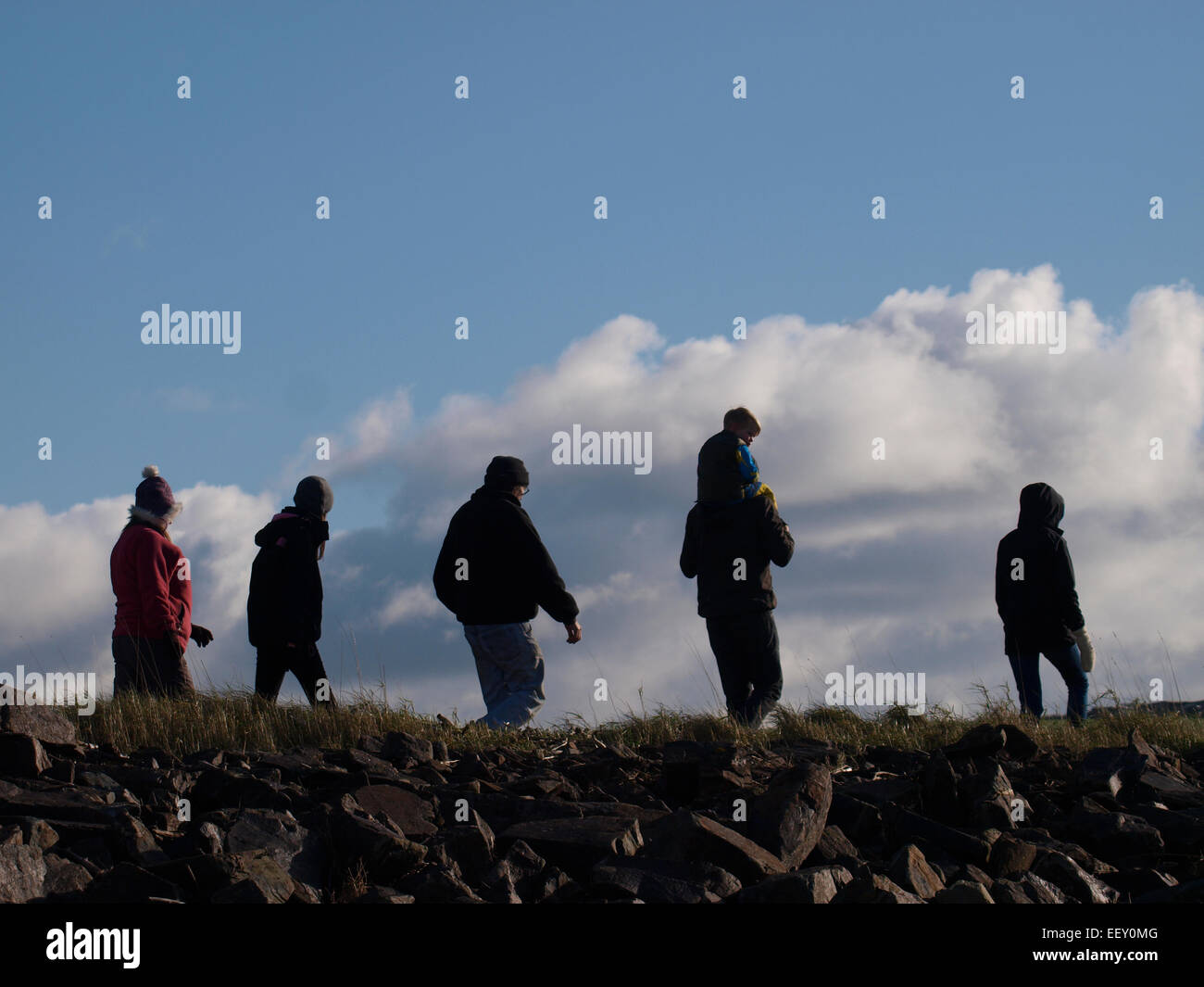 Familie zusammen spazieren, im Winter, Instow, Devon, UK Stockfoto