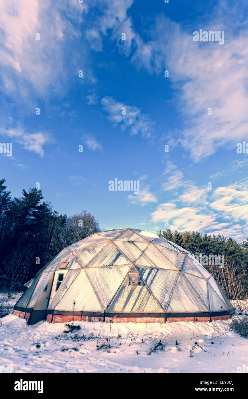 Ein Gewächshaus in Form einer geodätischen Kuppel. Stockfoto
