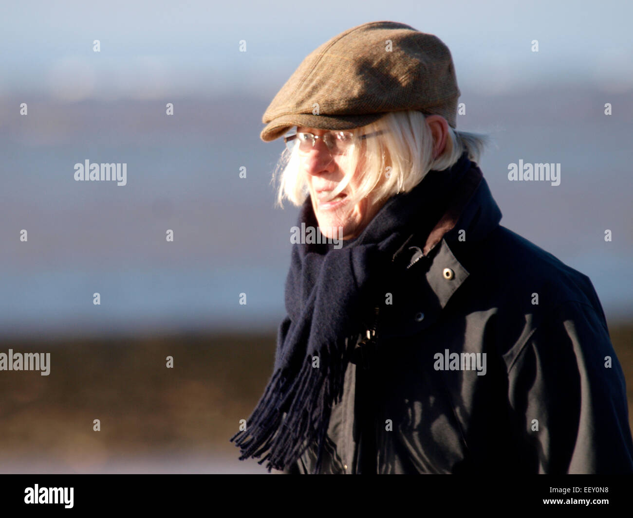Reife Frau mit einem flachen Mütze, UK Stockfoto