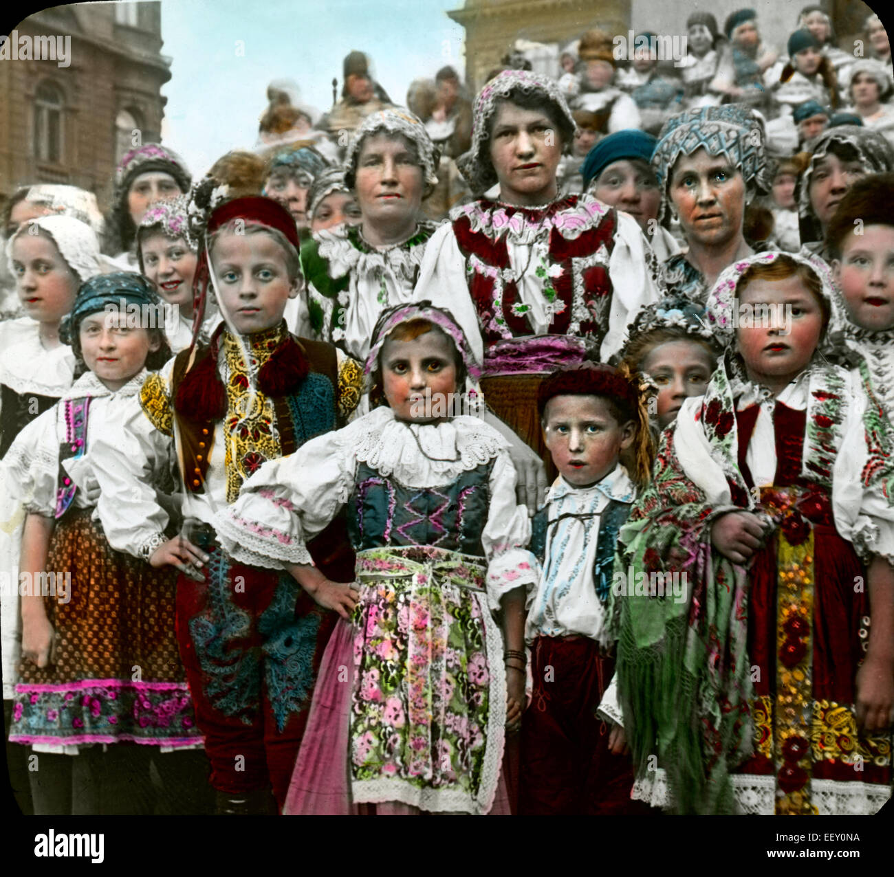 Kinder in Native Kostüm, Prag, Böhmen, Laterna Magica schieben, ca. 1920 Stockfoto