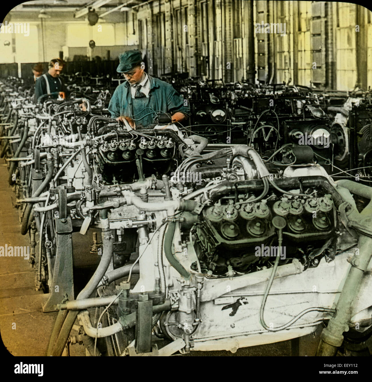 Experten testen Automotoren in Detroit Pflanze, Michigan, USA, Laterna Magica schieben, um 1915 Stockfoto