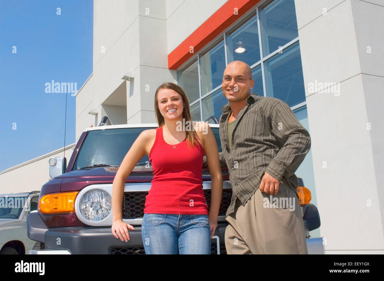 Paar im Freien bei Autohändler Stockfoto