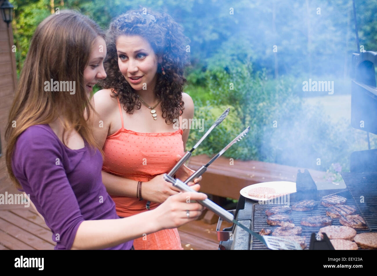 Zwei junge Frauen Grillen Hamburger Stockfotografie - Alamy