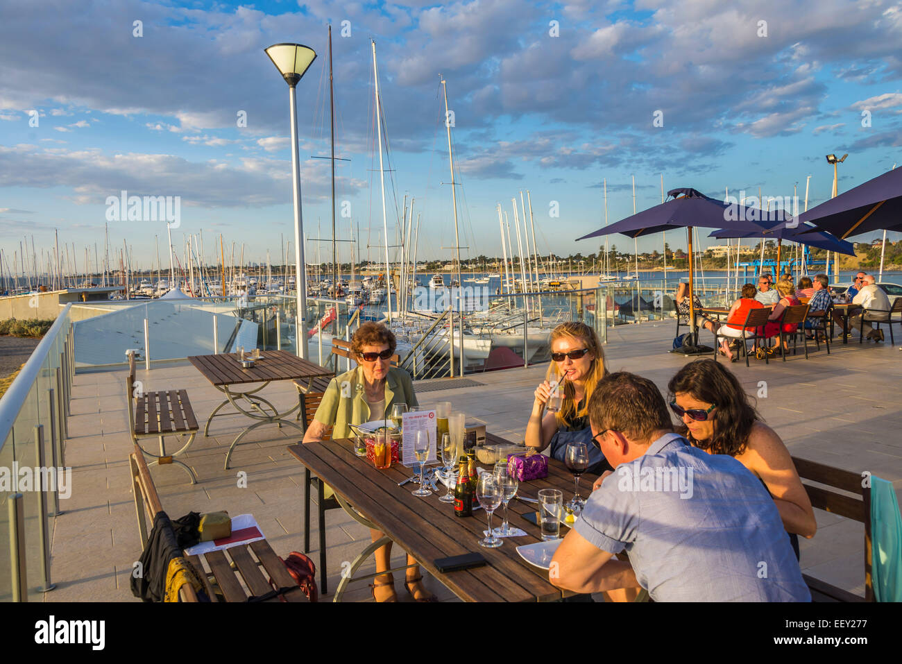 Familientreffen soziale junge Erwachsene mit Mutter Sommer outdoor-Ambiente essen, trinken, feiern, genießen Sommer Abendsonne Stockfoto