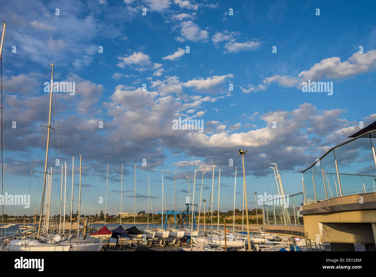 Yacht Marina Sandringham Yacht Club Victoria Sonnenuntergang Dämmerung Sommer rosa orangefarbenen Himmel großen blauen Himmel Meer pier Stockfoto