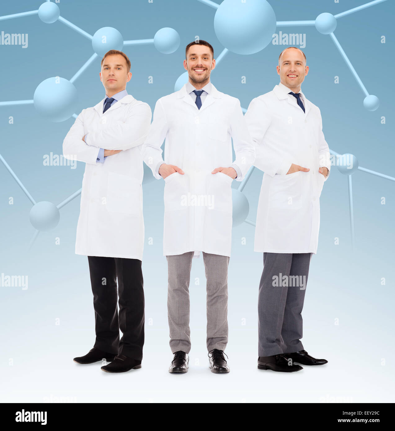 Gruppe von männlichen Ärzten in weißen Kitteln lächelnd Stockfoto