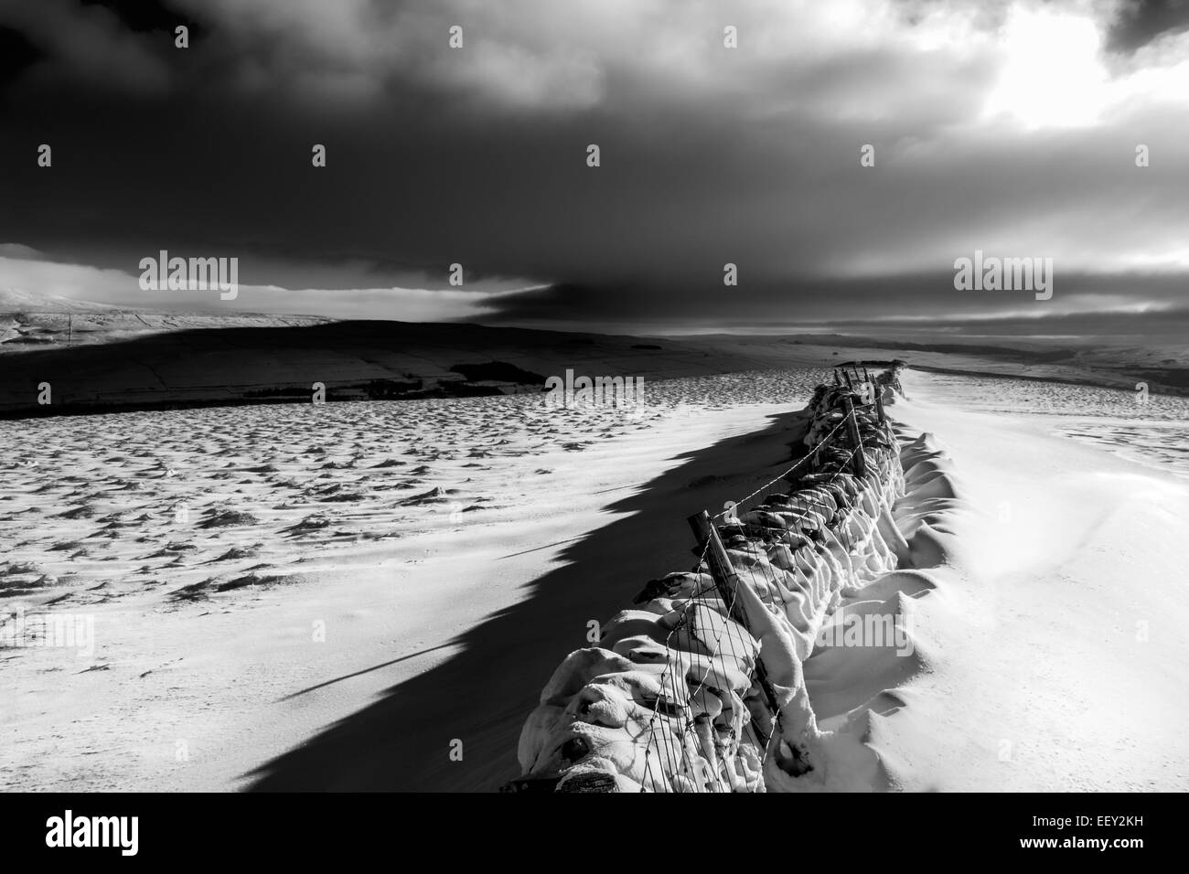 Dramatische ländlichen Yorkshire Dales Landschaft mit einer Steinmauer im Schnee in Schwarz und Weiß, UK Stockfoto