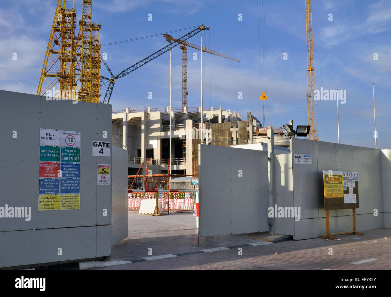 Doha, Katar. 20. Januar 2015. Der Chalifa International Stadium (im Bild während der Vorbereitungen für die FIFA WM 2022) in sportlichen komplexen Aspire Zone in Al Waab Bezirk von Doha, Katar, 20. Januar 2015. © Peter Havlik/CTK Foto/Alamy Live-Nachrichten Stockfoto