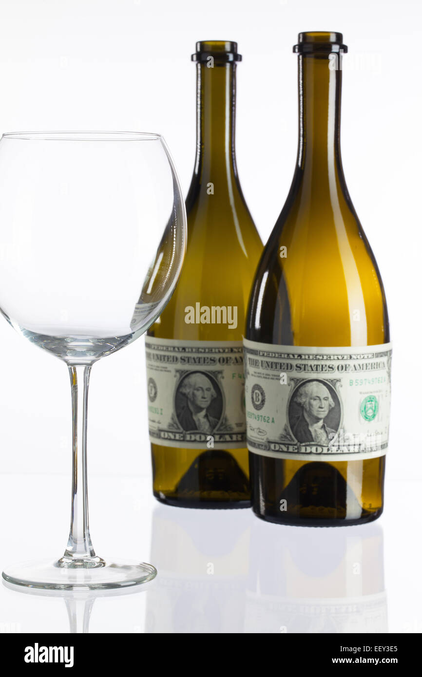 Leere Flaschen Wein aus dem Etikett der Dollarnote auf einem Glastisch Stockfoto