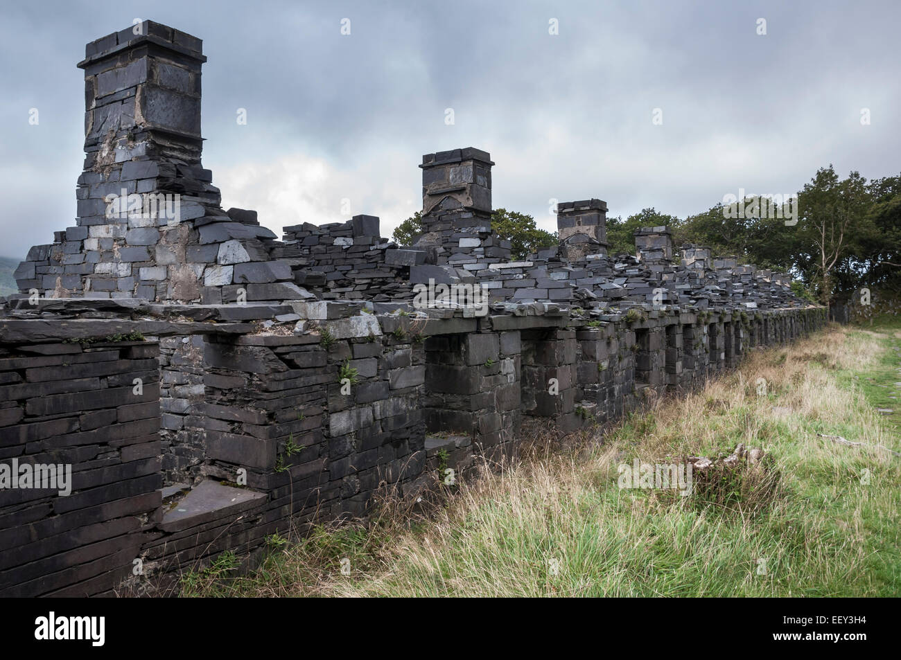 Anglesey barracks in Dinorwig Steinbruch. Stimmungsvolle Aufnahme dieser Schiefer gebaut Ruinen, die einst für Gehäuse Arbeiter an die Schiefer-Steinbrüche. Stockfoto