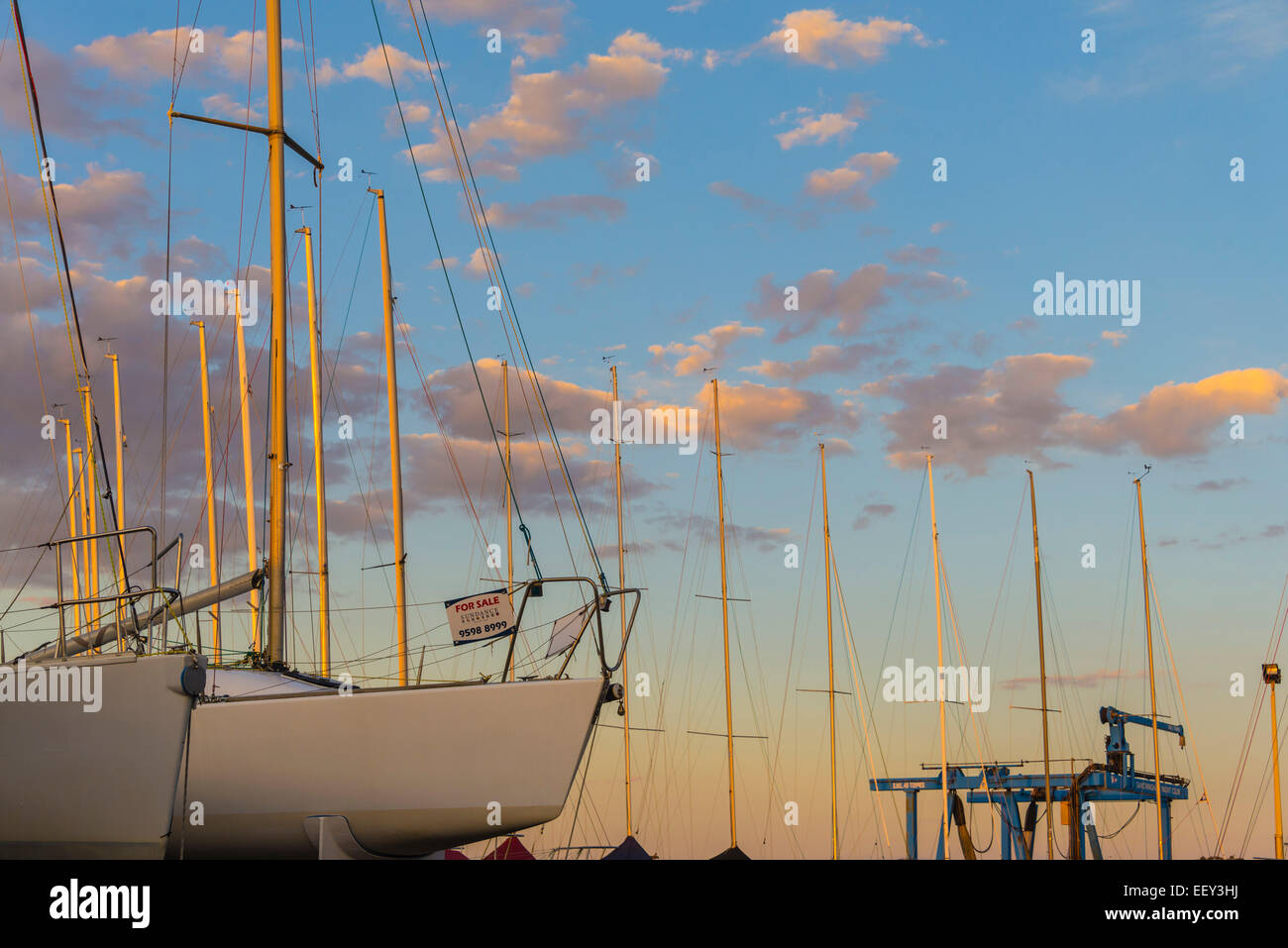 Yacht Marina Sandringham Yacht Club Victoria Sonnenuntergang Dämmerung Sommer rosa orangefarbenen Himmel großen blauen Himmel Meer pier Stockfoto