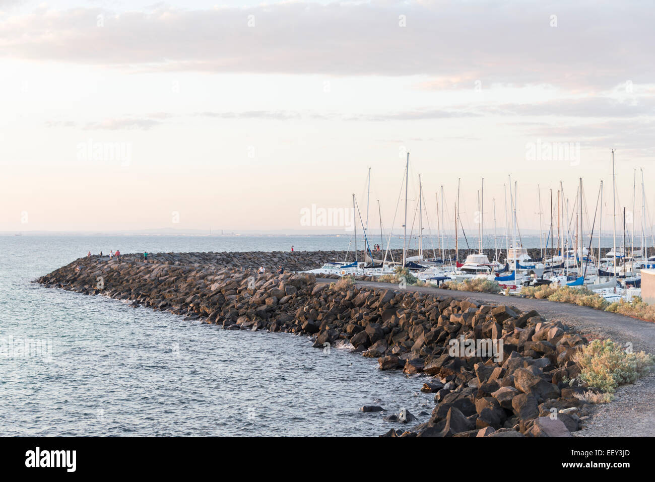 Yacht Marina Sandringham Yacht Club Victoria Sonnenuntergang Dämmerung Sommer rosa orangefarbenen Himmel großen blauen Himmel Meer pier Stockfoto