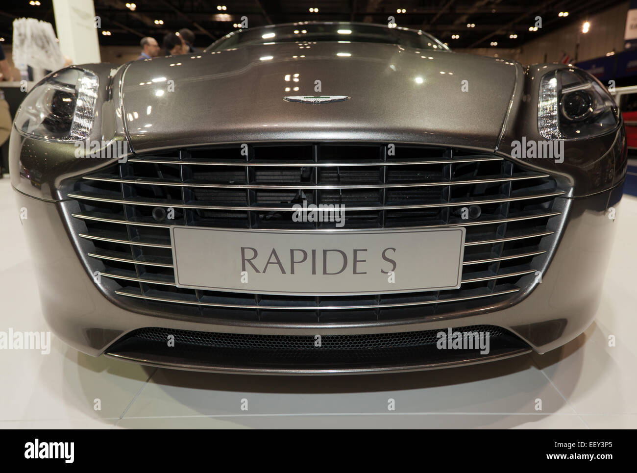 Vorne im Weitwinkel ein Aston Martin Rapide S auf dem Display an der London Classic Car Show Stockfoto