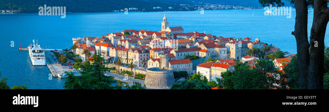 Erhöhten Blick auf Korculas malerischen Stari Grad leuchtet bei Dämmerung, Korcula, Dalmatien, Kroatien Stockfoto