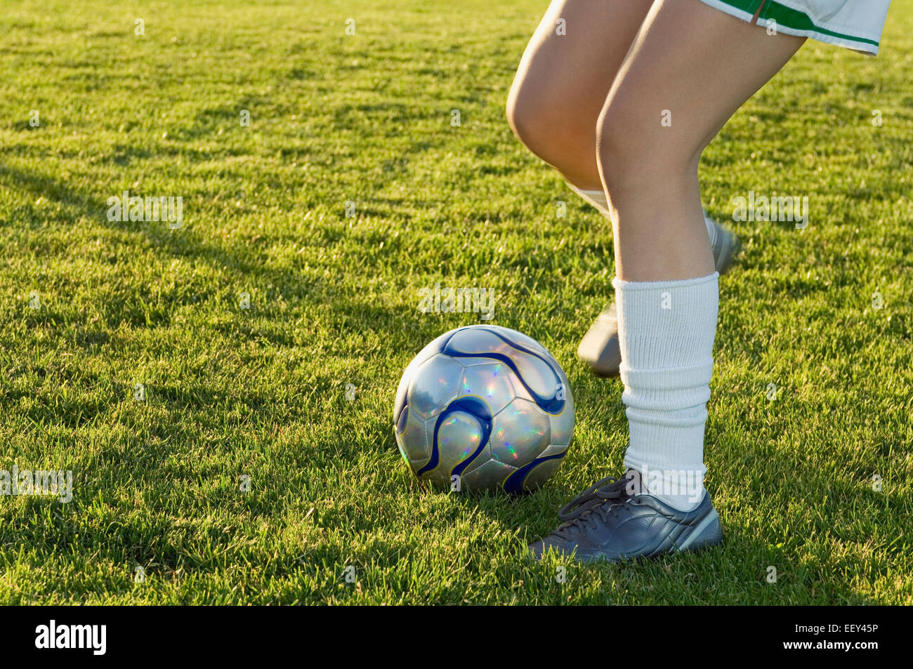 Mädchen spielen Fußball Stockfoto