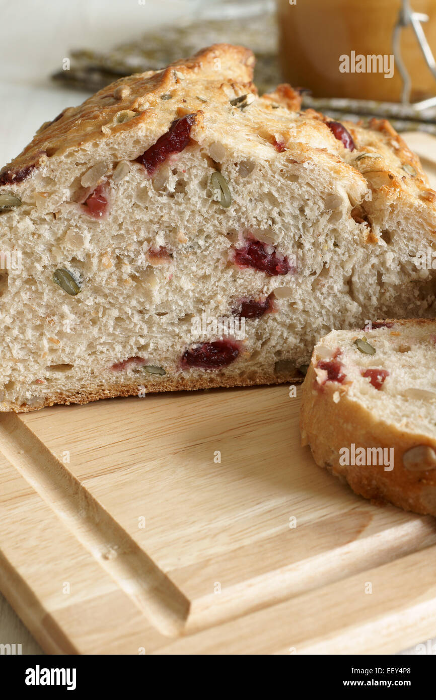 Cranberry Brot gebacken mit Kürbis und Sonnenblumen Samen Stockfoto