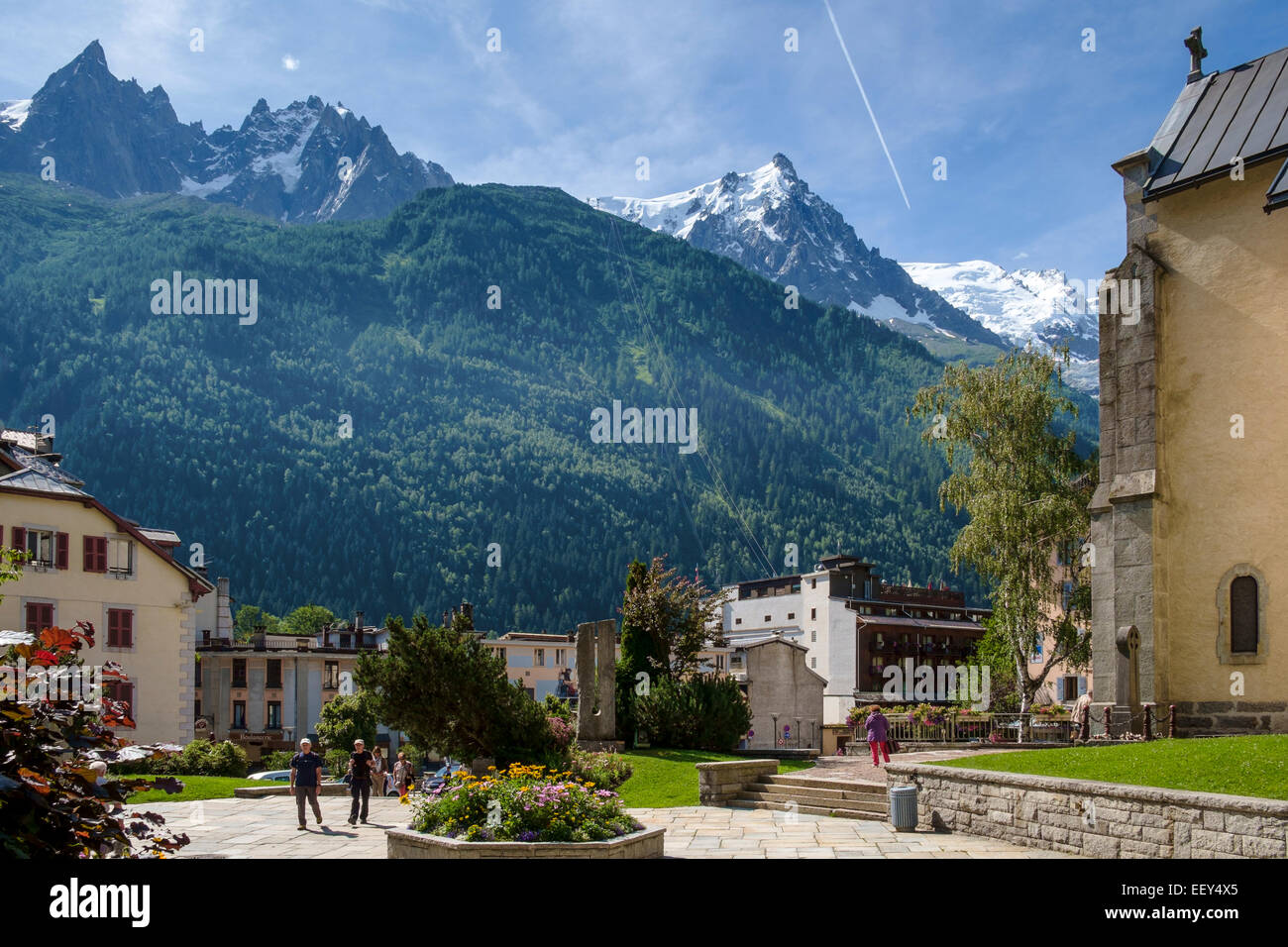 Aiguille du Midi und Mont Blanc Berge von Chamonix Stadt-Zentrum, Französische Alpen, Frankreich im Sommer Stockfoto