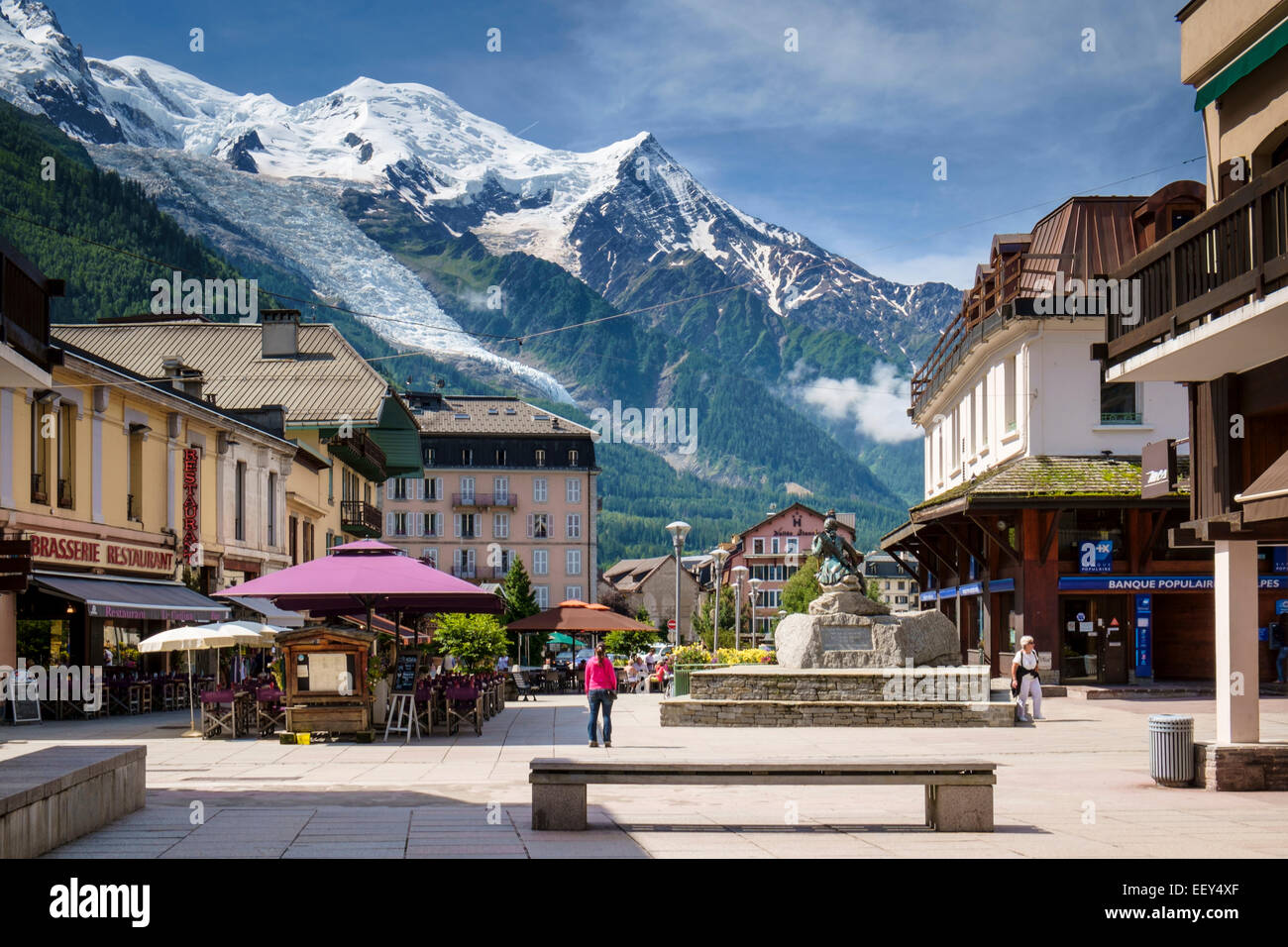 Zentrum von Chamonix, Alpen, Frankreich, Europa mit Mont Blanc hinter im Sommer Stockfoto