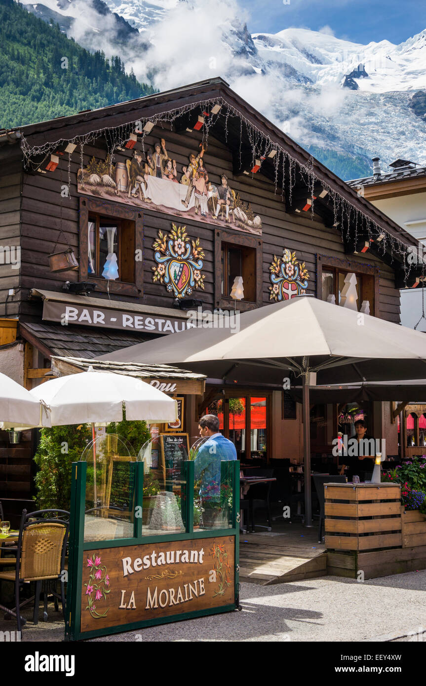 Bar Restaurant in Chamonix, Französische Alpen, Frankreich - mit dem Mont Blanc hinter im Sommer Stockfoto