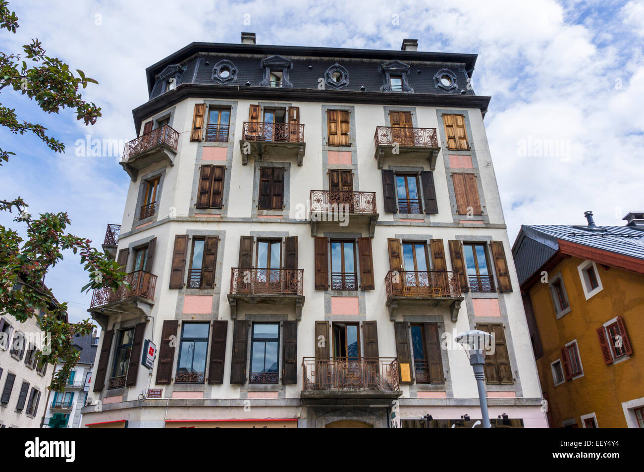 Alte verzierte Chalet Gebäude in Chamonix, Französische Alpen, Frankreich Stockfoto