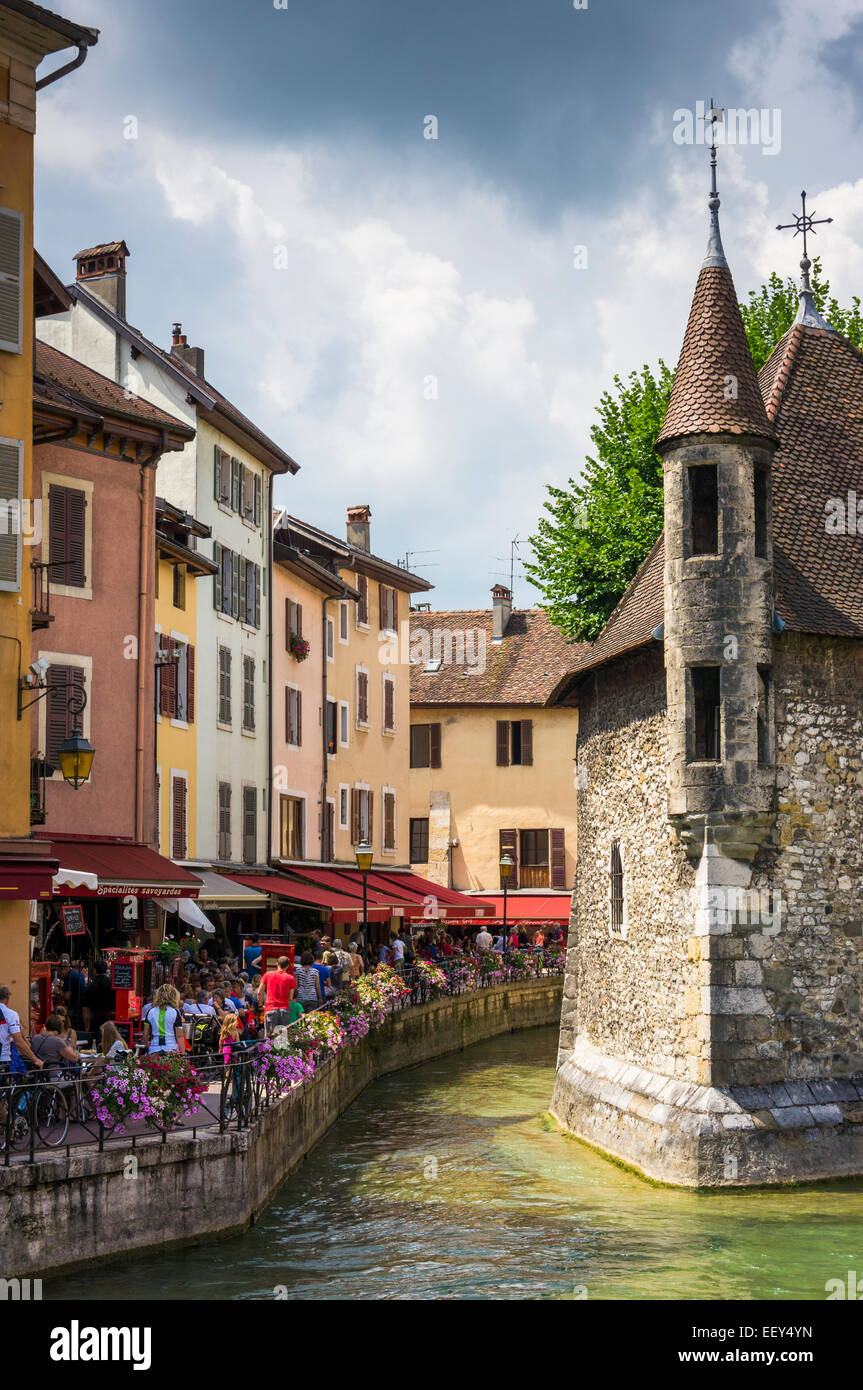 Palais de l ' Isle Palast und Bürgersteig Cafés in Annecy, Frankreich, Europa Stockfoto