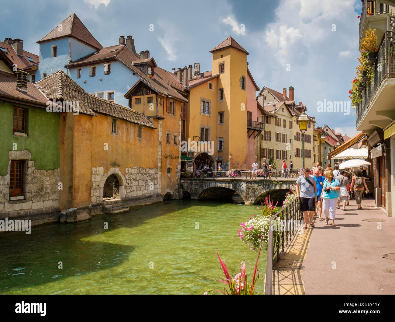 Altbauten und Touristen in Annecy, Haute-Savoie, Frankreich Stockfoto