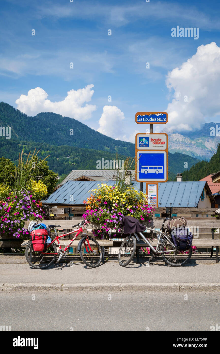 Fahrräder an einer Bushaltestelle in Les Houches, Chamonix, Französische Alpen, Haute-Savoie, Frankreich Stockfoto