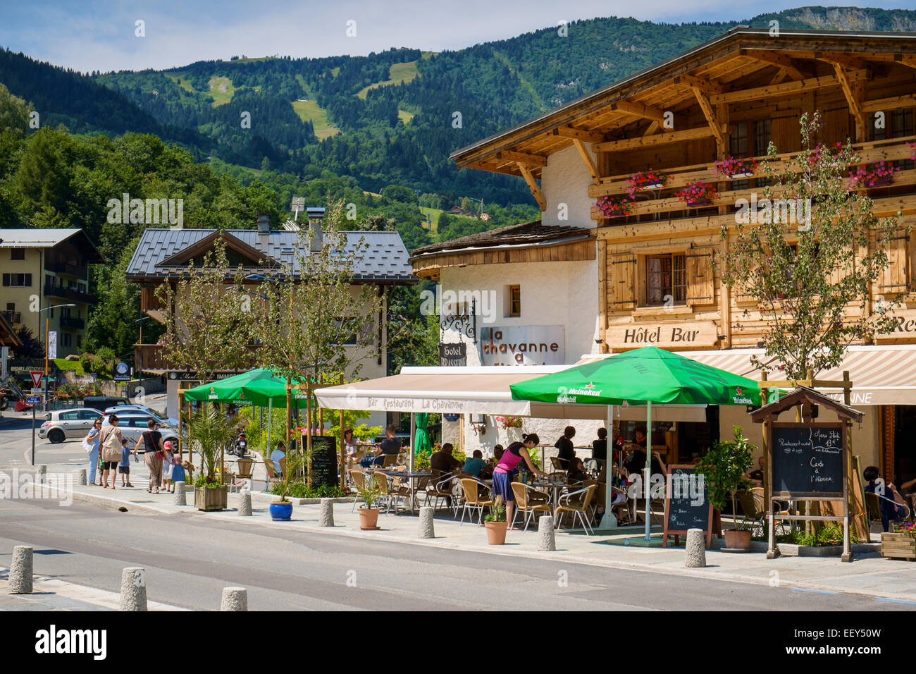 Cafe-Bar in einem Hotel in Les Houches Skigebiet Chamonix, Französische Alpen, Haute-Savoie, Frankreich, Europa - im Sommer Stockfoto