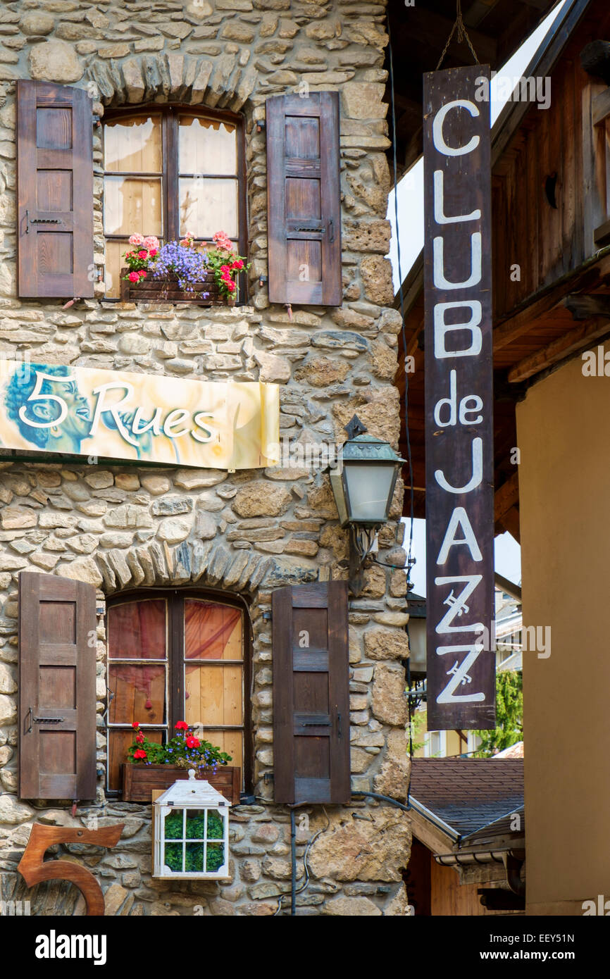 Jazz Club im gehobenen Skigebiet Megève, Haute-Savoie, Frankreich, Europa im Sommer Stockfoto