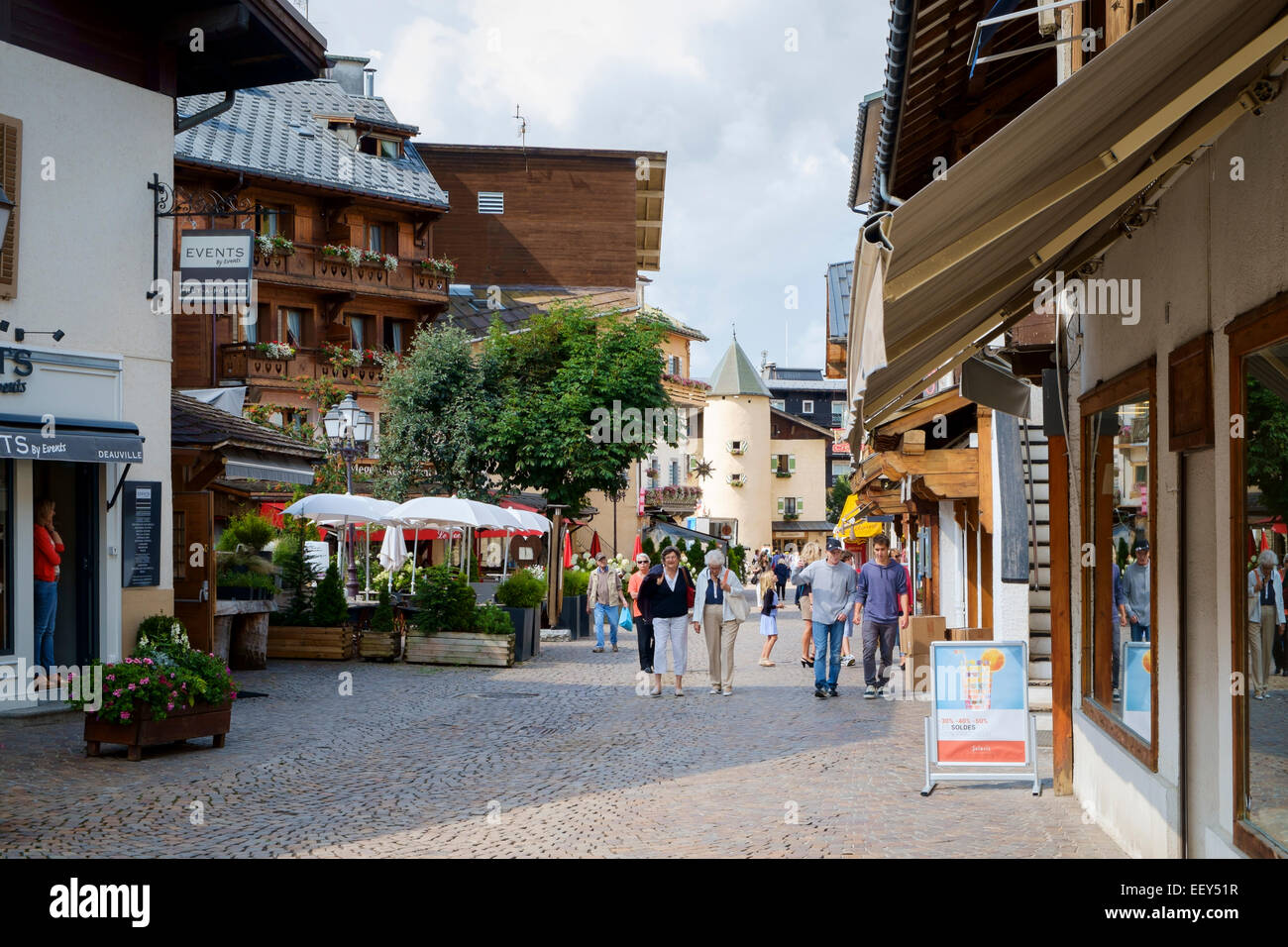 Megeve, Haute-Savoie, Frankreich - Touristen in der High Street von diesem französischen Alpen ski Resort im Sommer Stockfoto