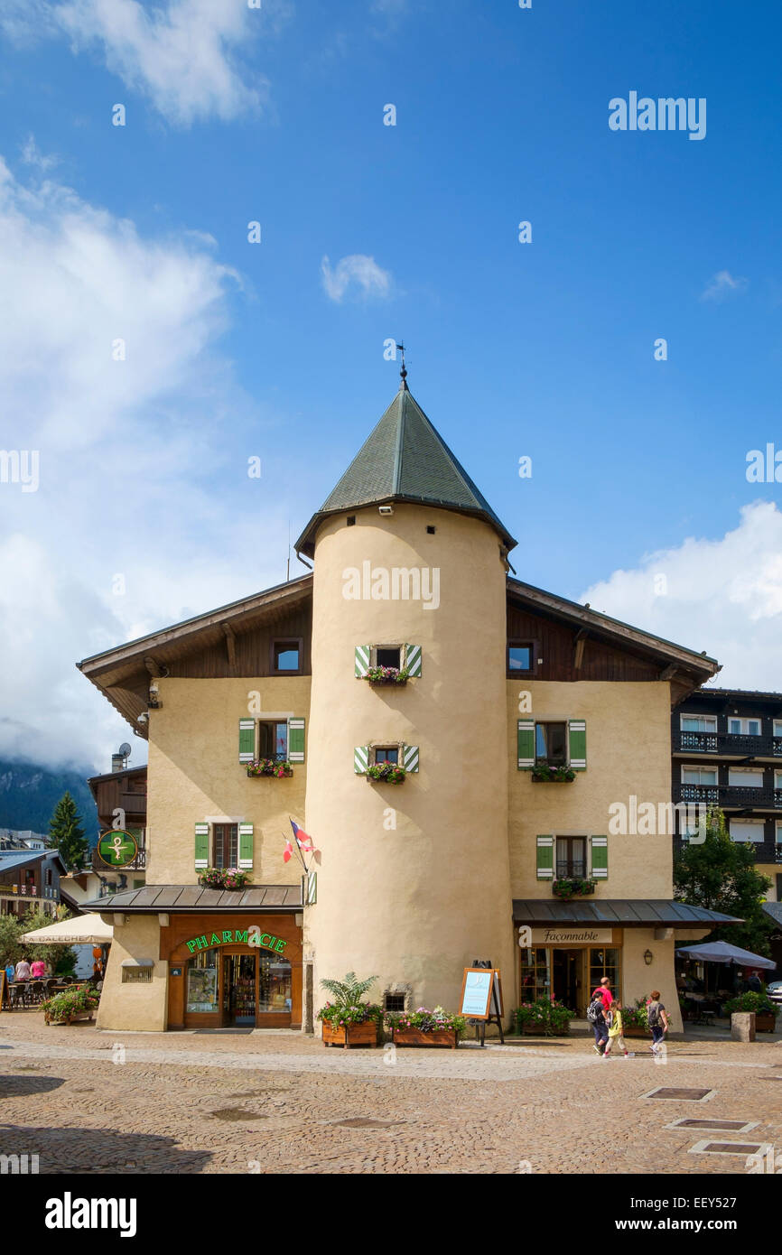 Historische Gebäude mit Turm in Megeve, Haute-Savoie, Frankreich, Europa im Sommer Stockfoto