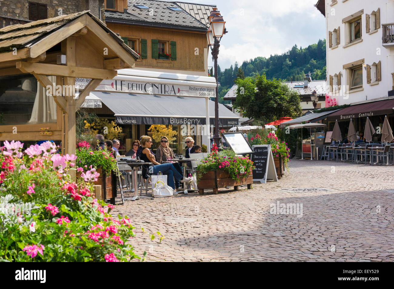 Menschen in einem Café in der Ski resort Stadt Megeve, Französische Alpen, Haute-Savoie, Frankreich, Europa im Sommer Stockfoto