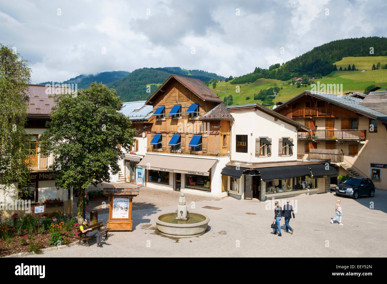 Menschen, die einen Spaziergang im Sommer die Altstadt von Megève, eine modische Skigebiet in Haute-Savoie, Frankreich, Europa Stockfoto