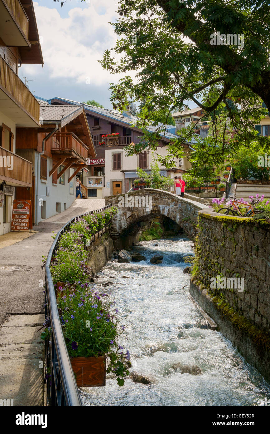 Fluss und Brücke in Megeve, Haute-Savoie, Frankreich, Europa Stockfoto