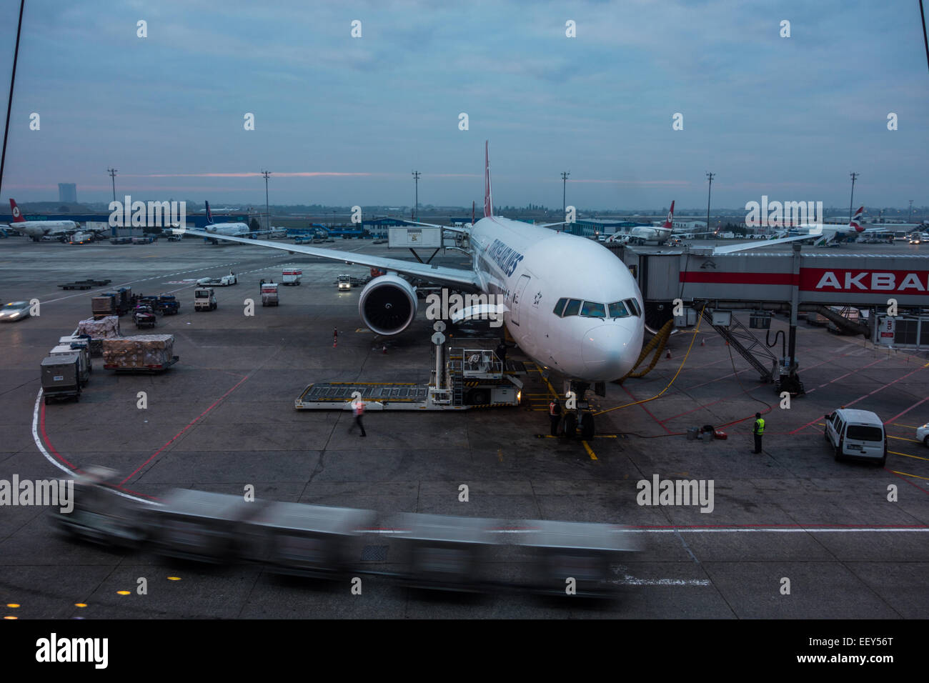 Eine türkische Airline Boeing B777 Flugzeug parken in Istanbul Atatürk Airport, Türkei mit beweglichen Güterbeförderung. Stockfoto