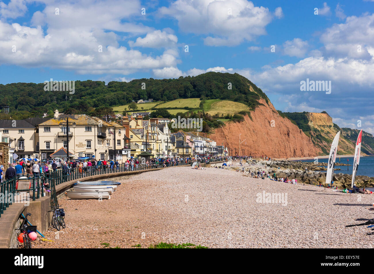 Sidmouth, East Devon, England, UK - Strand und die promenade mit Windsurfer Stockfoto