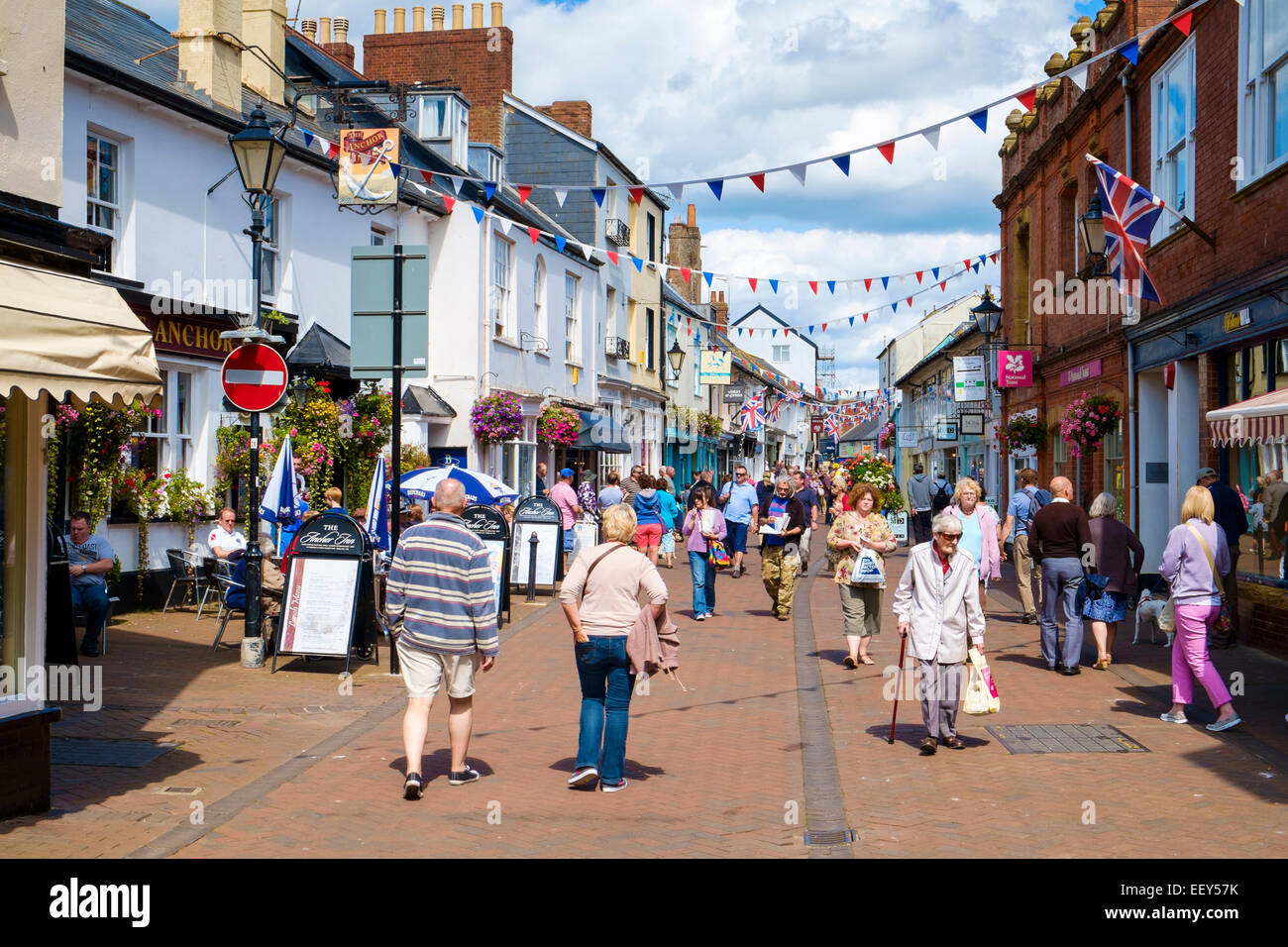 Sidmouth, East Devon, England, High Street UK-Käufer in der High Street im Zentrum der Stadt im Sommer in diesem Badeort Stockfoto