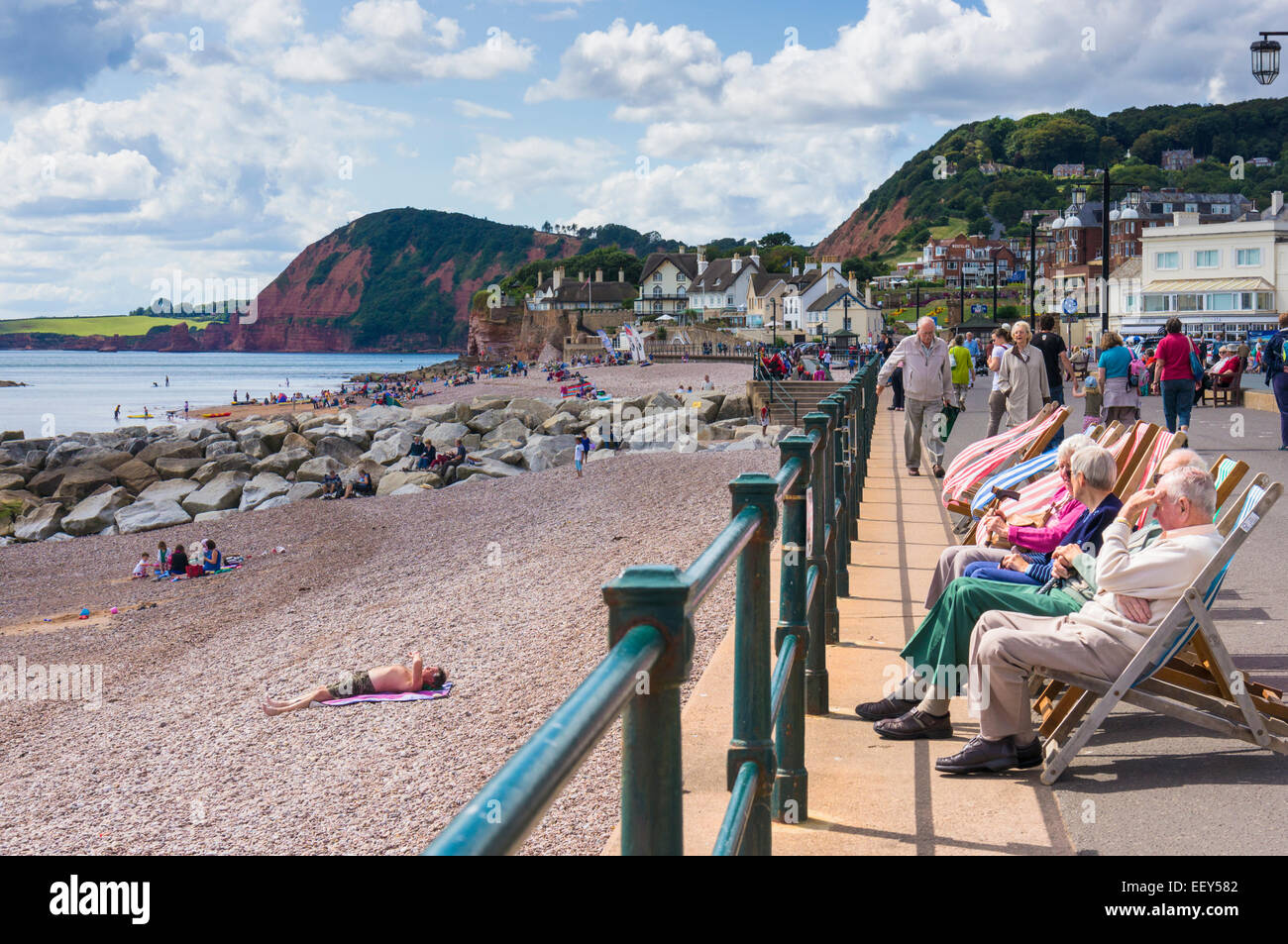 Leute sitzen in Liegestühlen am Strand von Sidmouth, East Devon, England, UK Stockfoto