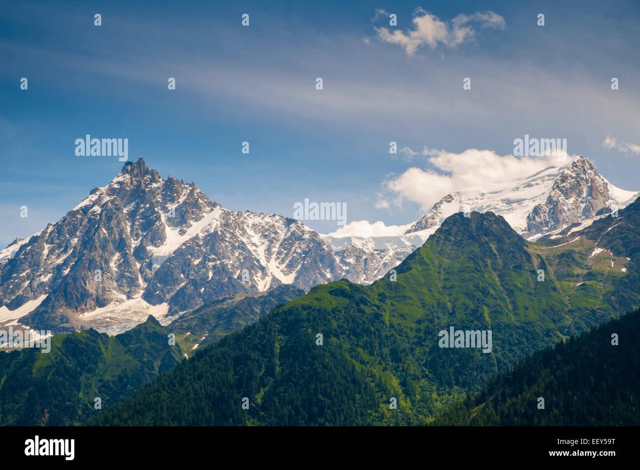 Aiguille du Midi und dem Mont Blanc im Tal von Chamonix, Rhône-Alpes, Haute-Savoie, Frankreich, Europa - vom Bellevue Stockfoto