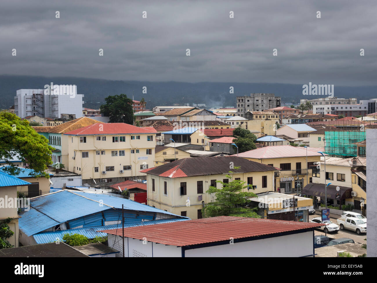 Blick über die Dächer der Stadt von Malabo, Äquatorial-Guinea, Westafrika mit stürmischem Wetter Stockfoto
