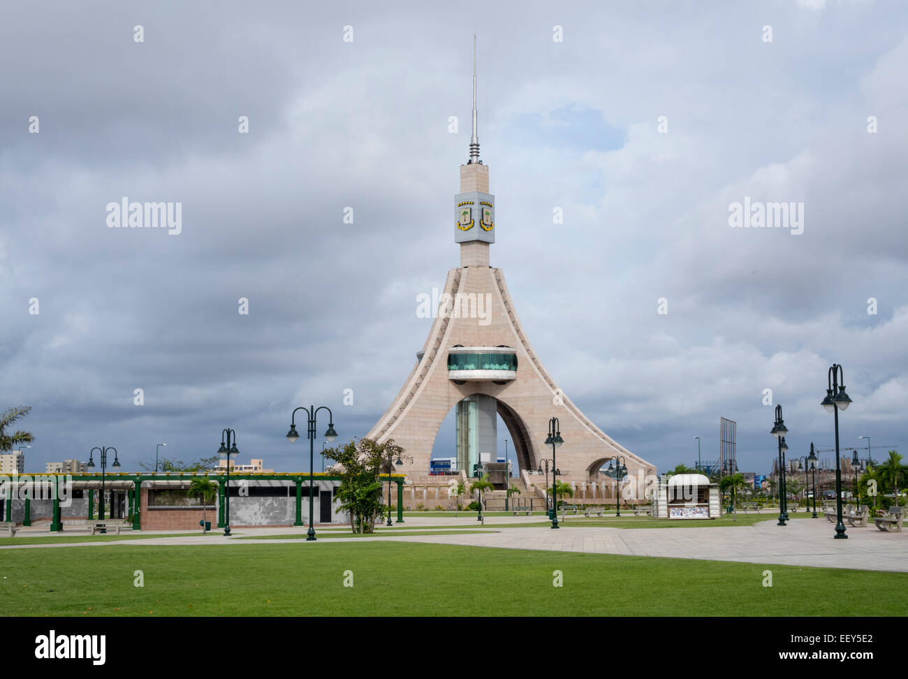 Turm der Freiheit mit einem Drehrestaurant in Bata Äquatorial-Guinea, Westafrika Stockfoto