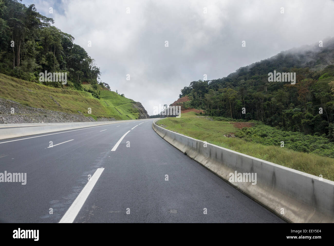 Leere moderne Autobahninfrastruktur zwischen Mongomo, Bata und die neue Stadt Oyala in Äquatorial-Guinea, Westafrika Stockfoto